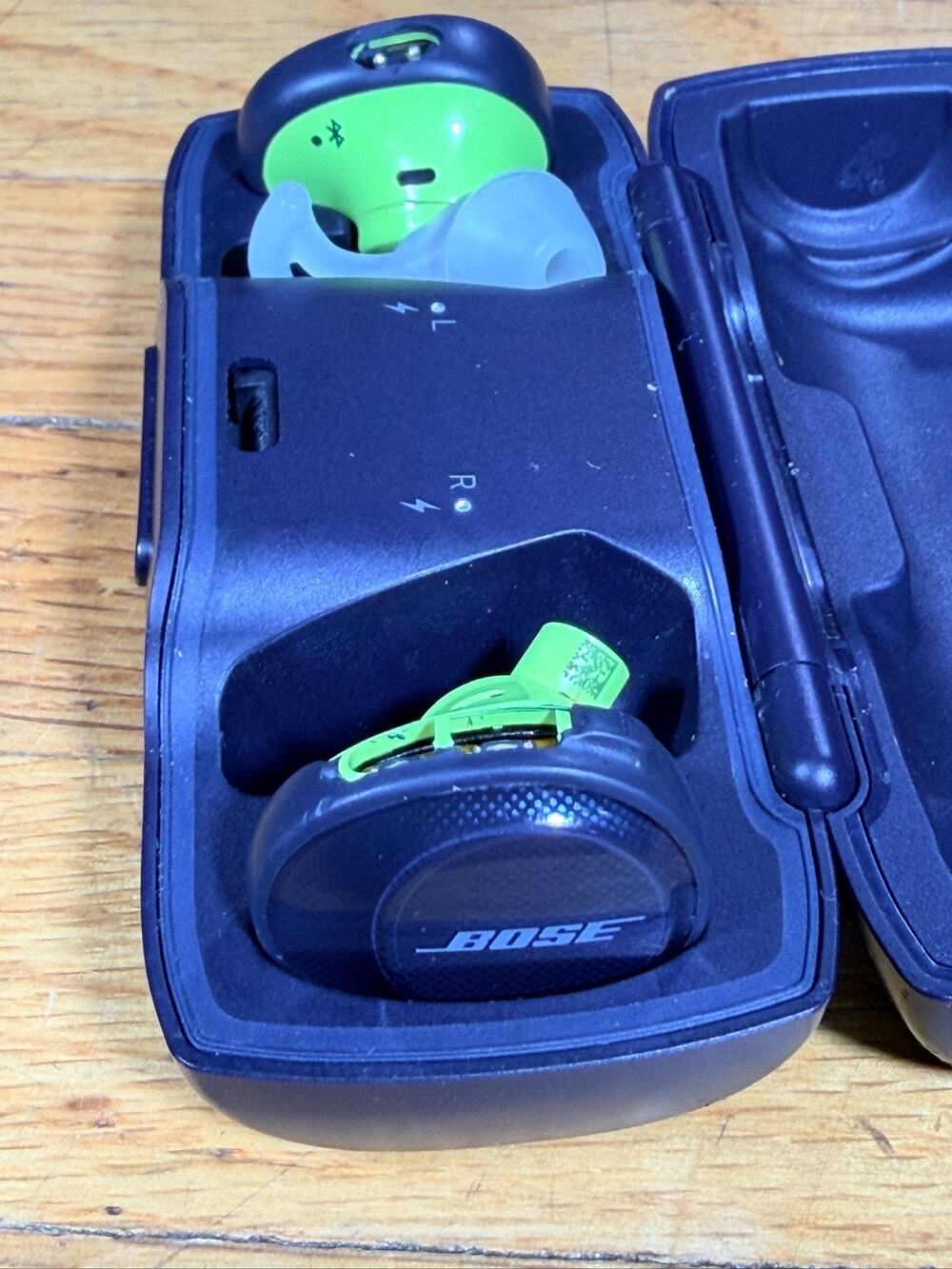 Bose SoundSport Free Wireless Earbuds Charging Case Green WORKING Parts Missing